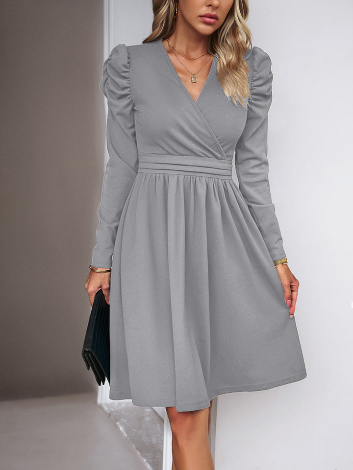 Damen Wickelkleid mit V-Ausschnitt, gerafften Puffärmeln und tailliertem Faltenrock – Élara