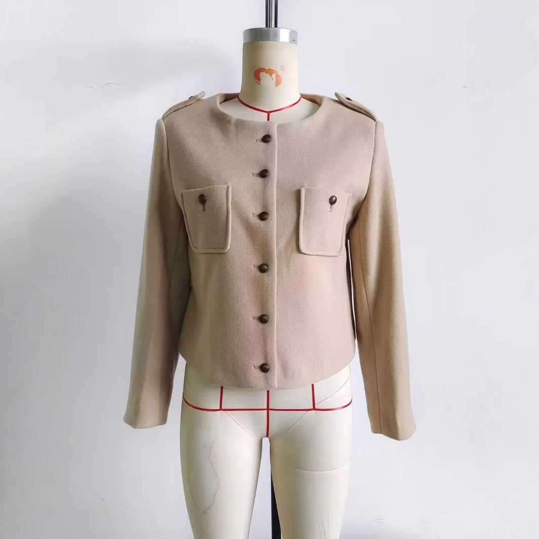 Damen kurze Wolloptik-Jacke mit Rundhalsausschnitt, aufgesetzten Pattentaschen und Schulterpatten – Célinea