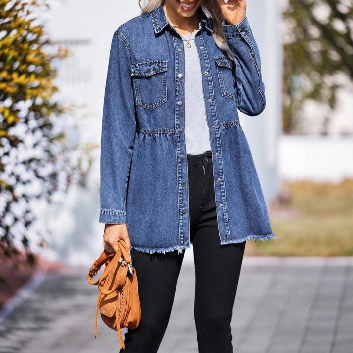 Damen taillierte Longline-Denimjacke mit geraffter Taille, Druckknopfleiste & ausgefranstem Saum Echo Archiv