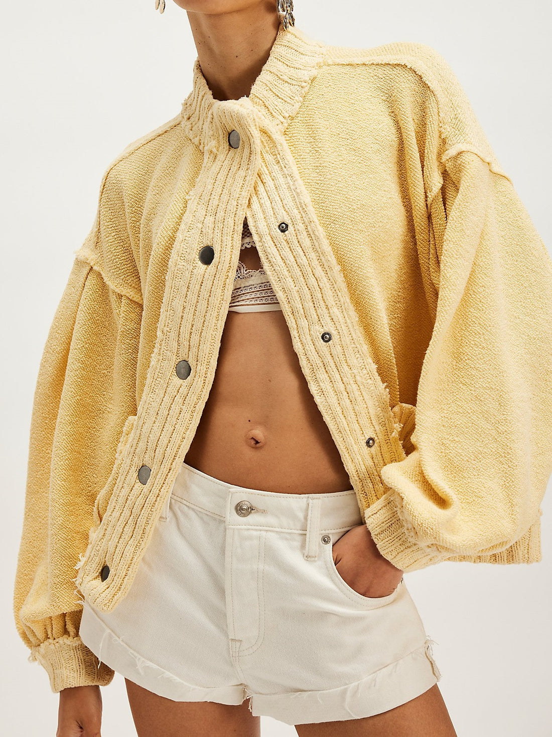 Damen Modische Strickjacke mit Knopfdetails – Veloura