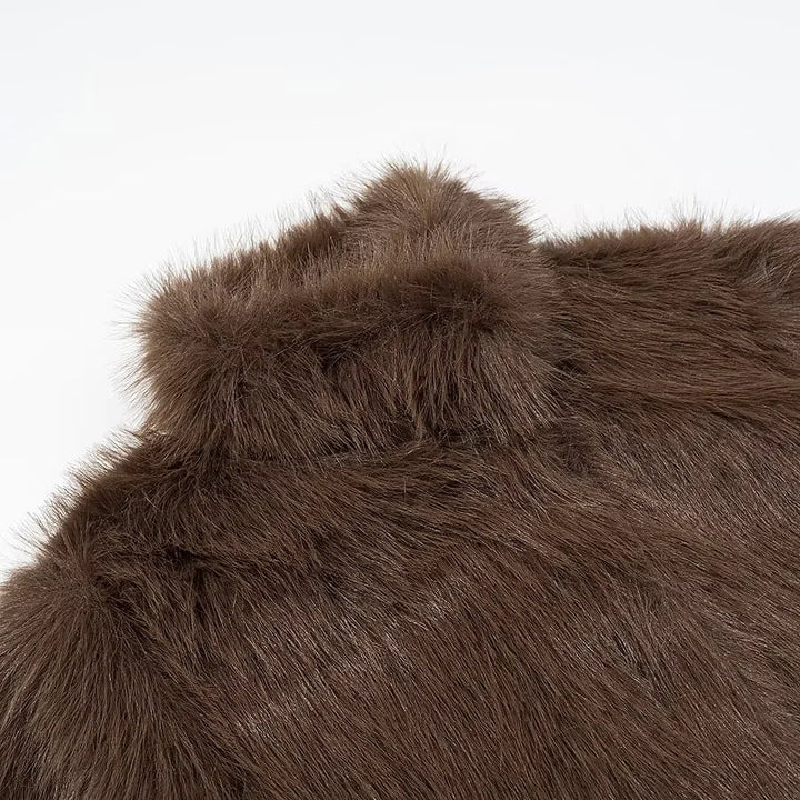Damen kurzem veganer Kunstfell-Croppedjacke mit hohem Stehkragen und verdeckter Front – Célinea