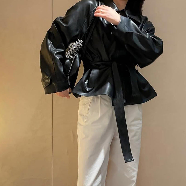 Damen Taillierbare Kunstlederjacke mit Wickelgürtel und kastiger Silhouette Echoarchiv
