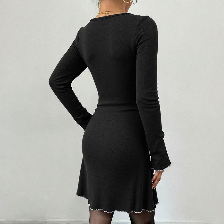 Damen geripptes Minikleid mit Trompetenärmeln, Zierschleife am Dekolleté und welligem Saum – Élara