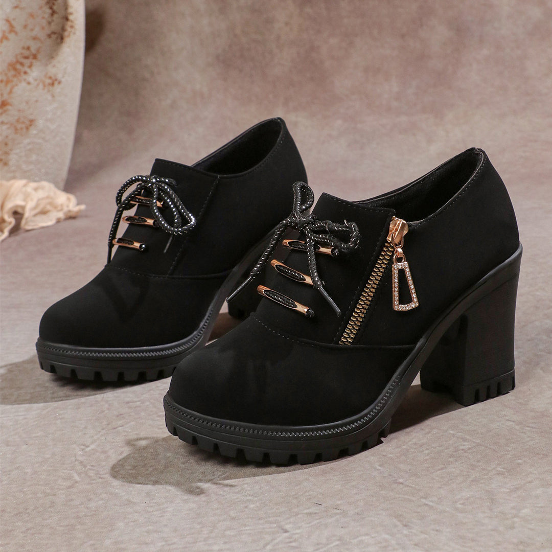 Damen nan elegante Schnür-Booties mit robustem Profilabsatz, seitlichem Reißverschluss und dekorativem Anhänger Echo Archiv