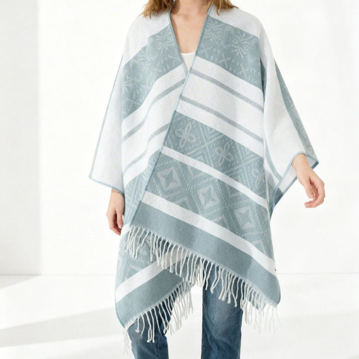 Damen Überwurfcape mit Jacquard‑Strick, V‑Ausschnitt und Fransensaum – Avérine