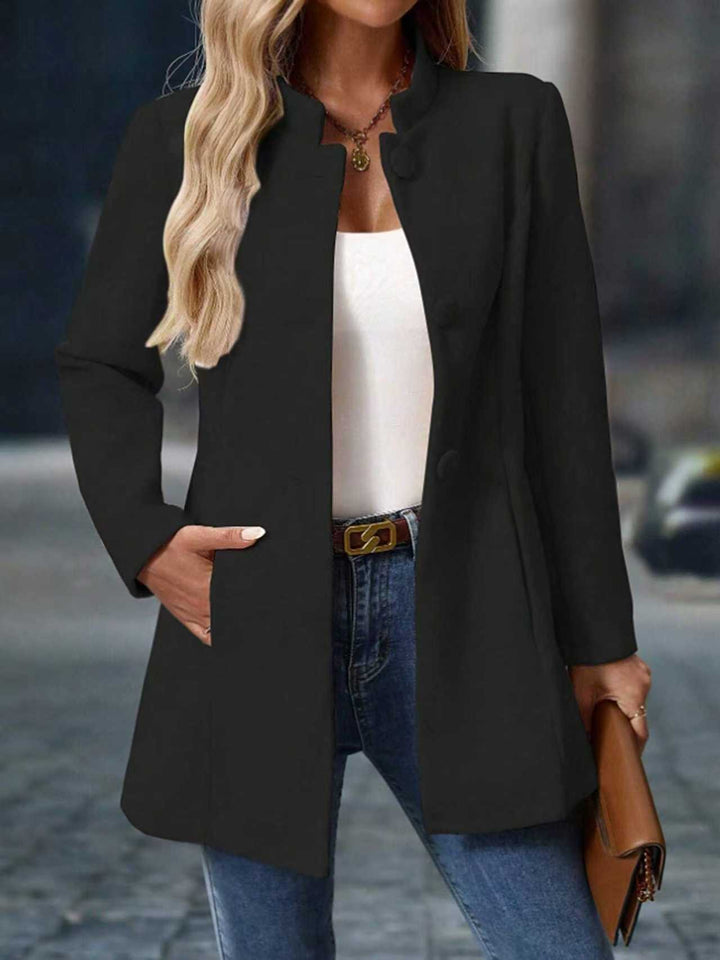 Damen Stehkragenmanteljacke mit verdeckter Knopfleiste und seitlichen Taschen – Célinea