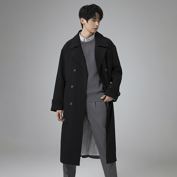 Herren Maxilanger Trenchmantel mit taillierendem Gürtel und minimalistischer Silhouette Echoarchiv