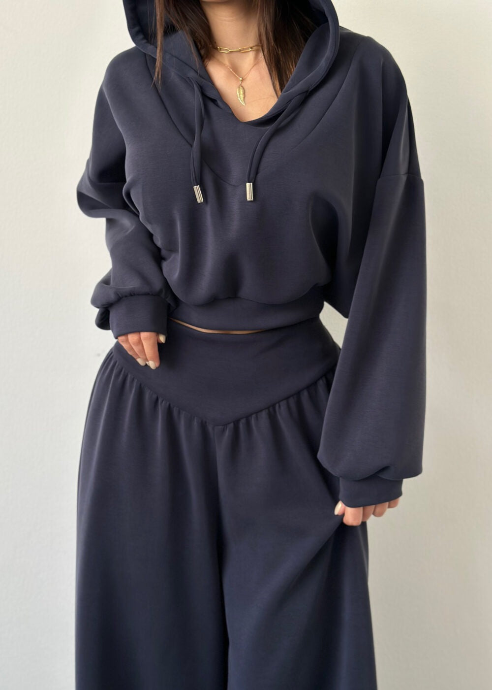 Damen nan luxuriöses Freizeitset Kapuzenpullover mit V-Ausschnittdetail und Culotte mit hoher Taille Echo Archiv