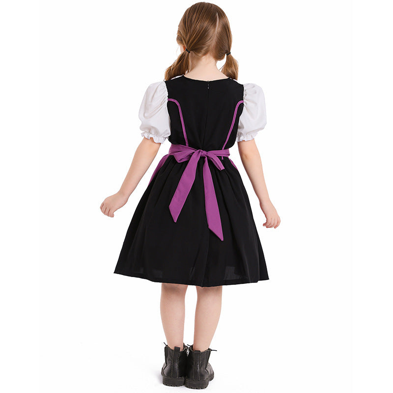Damen nan trachtiges Dirndlkleid mit geschnürtem Mieder, Puffärmeln und abnehmbarer Schürze Echo Archiv