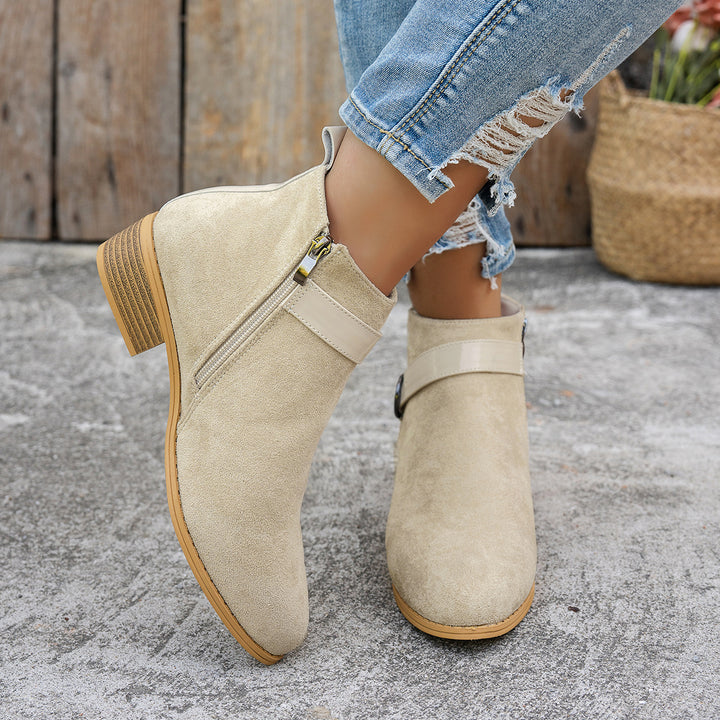 Damen Kurzschaft-Stiefelette aus Wildlederoptik mit seitlichem Reißverschluss und Ziergurt – Varelle