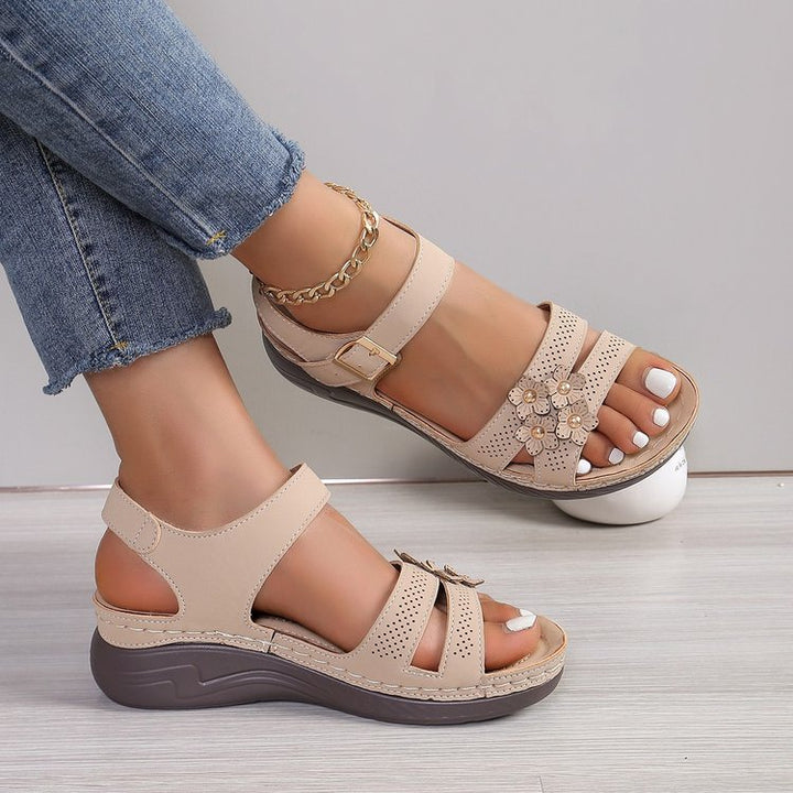 Damen Bequeme Keil-Sandalen mit floralem Zierdetail, gepolstertem Komfortfußbett und verstellbarem Knöchelriemen – Sorelia