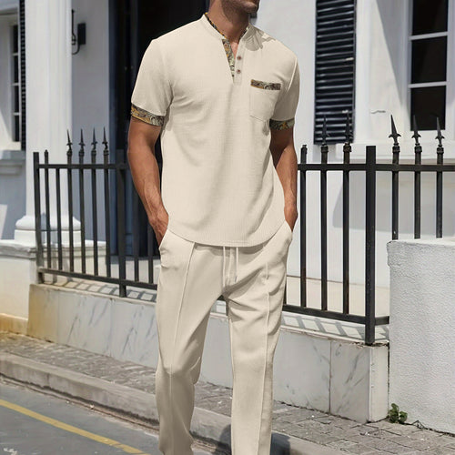 Herren modernes Freizeit-Outfit mit elegantem Stehkragen und dekorativen Akzenten Echoarchiv