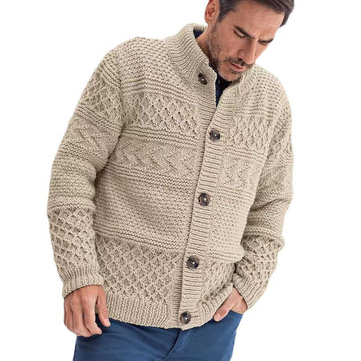 Herren Strickjacke mit aufwendigen Zopfmuster und hoher Kragen Echoarchiv