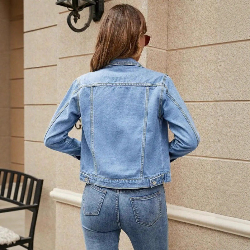 Damen kurz geschnittene taillierte Jeansjacke im Trucker-Stil Echo Archiv