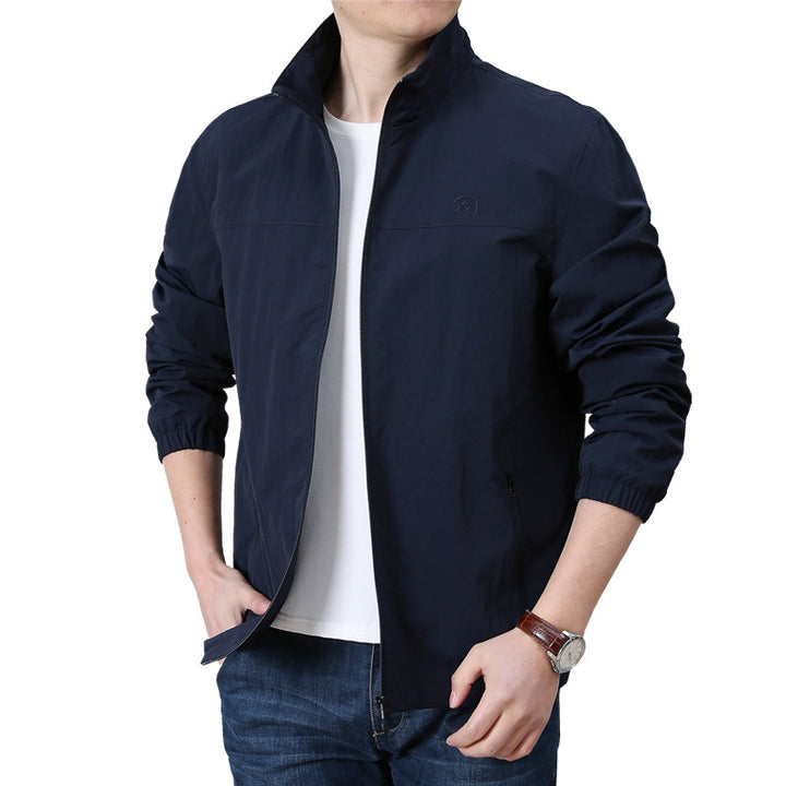 Herren Leichte urbane Windjacke mit Stehkragen, elastischen Bündchen und seitlichen Reißverschlusstaschen Echo Archiv