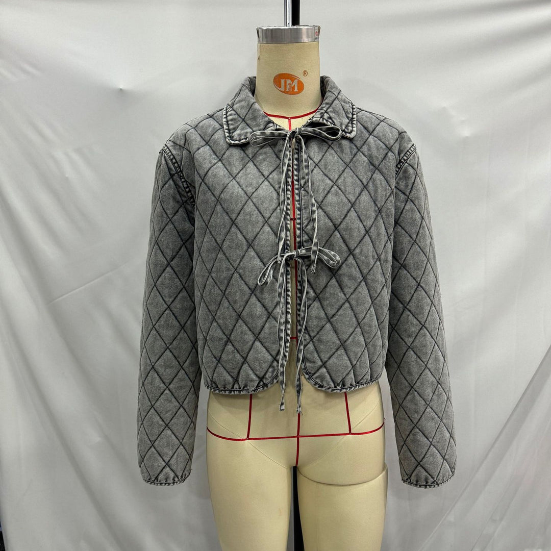 Damen kastige gesteppte Denim‑Optik Kurzjacke mit Rautenmuster und Bindebändern – Célinea
