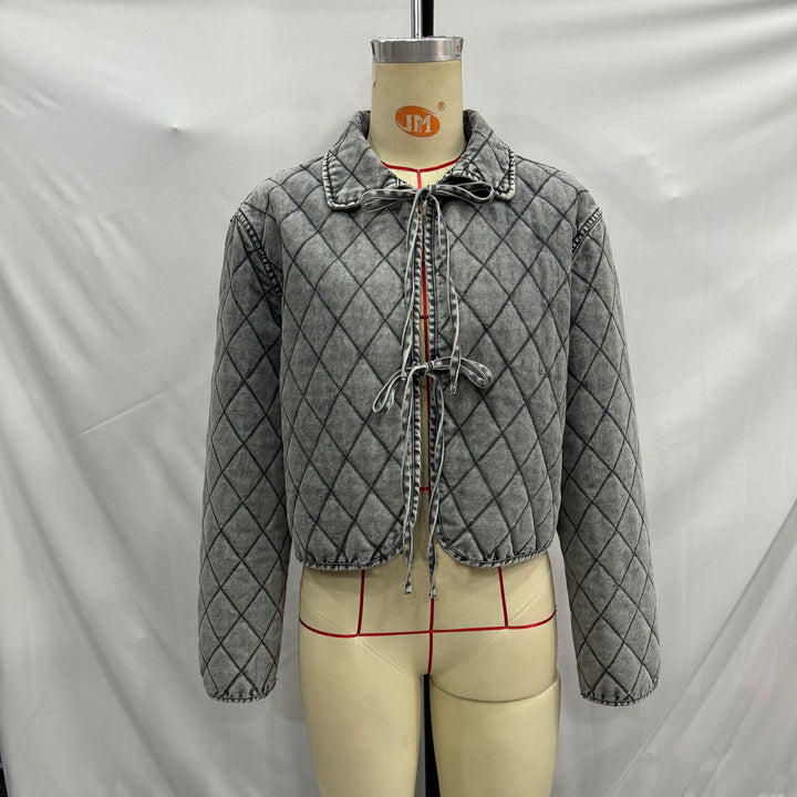 Damen kastige gesteppte Denim‑Optik Kurzjacke mit Rautenmuster und Bindebändern – Célinea