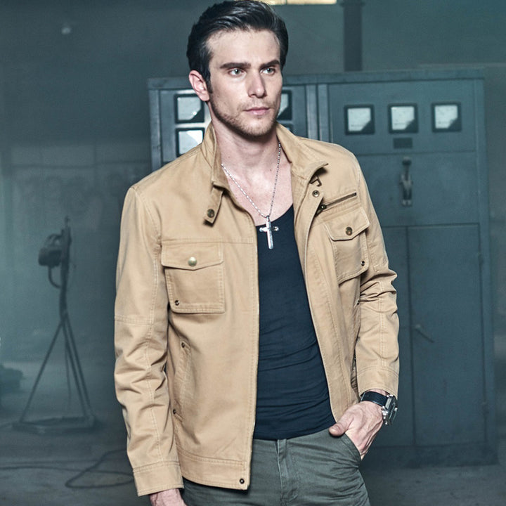Herren schlanke Canvas-Fieldjacke mit militärischer Taschendetailierung und Stehkragen Echoarchiv