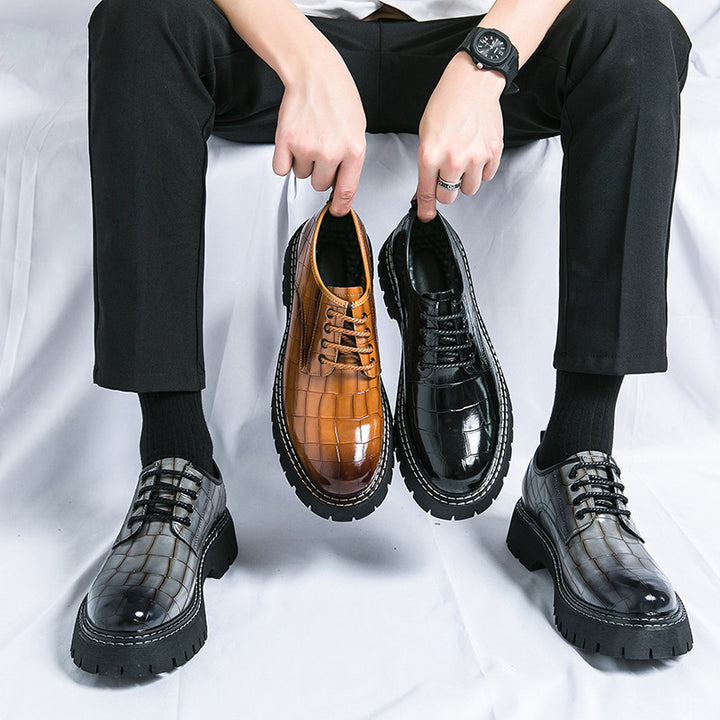 Damen Chunky Derby‑Schnürschuh mit Krokoprägung, lackiertem Kunstleder und profilierter Plateau‑Sohle Echo Archiv