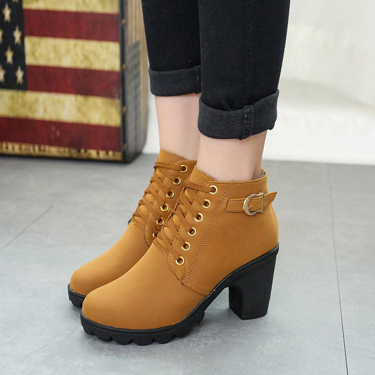 Damen nan elegante Schnür-Stiefelette mit mittlerem Blockabsatz, profilierter Gummilaufsohle und dekorativer Metallschnalle Echo Archiv