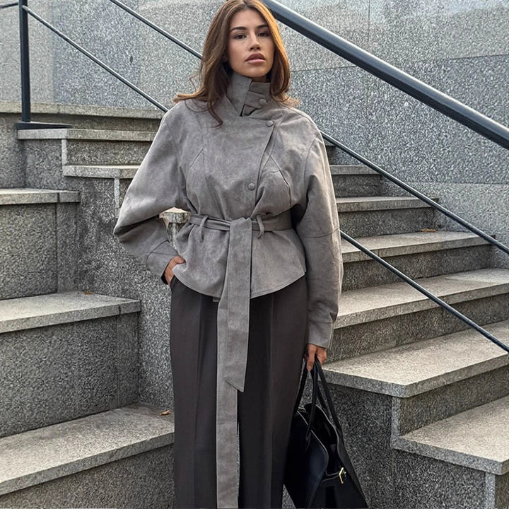 Damen Kurzjacke aus Veloursleder‑Optik mit hohem Stehkragen, Taillengürtel und kastiger Oversize‑Silhouette Echoarchiv
