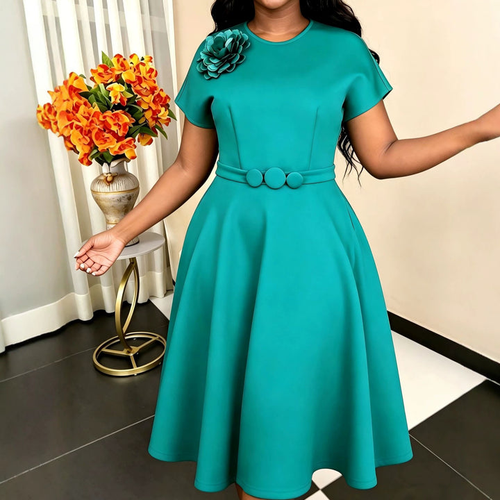 Damenkleid mit elegantem Gürtel und dekorativem Blumenakzent Echo Archiv