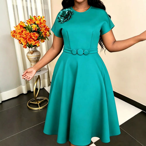 Damenkleid mit elegantem Gürtel und dekorativem Blumenakzent Echo Archiv