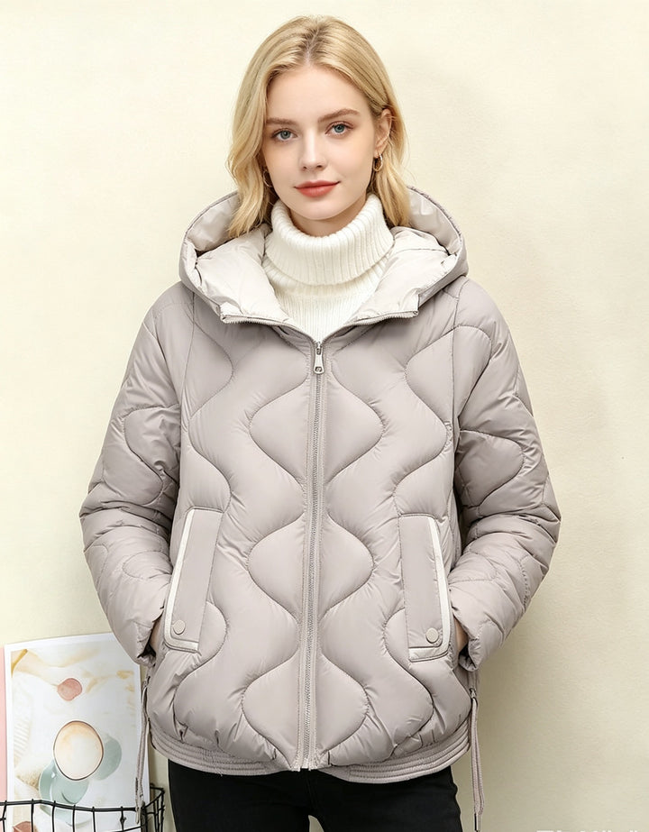 Damen wattierte Kurzjacke mit organischer Herzsteppung, abgerundetem Saum und paspelierten Pattentaschen – Célinea