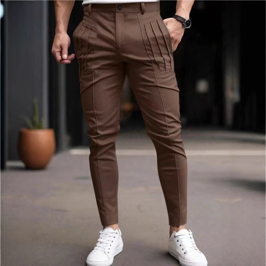 Herren stilvolle Chinohose mit modernen Falten von Echoarchiv