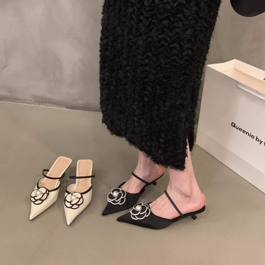 Damen spitz zulaufende Satin‑Mules mit zartem Knöchelriemen und Perlen‑Blütenapplikation – Lioré