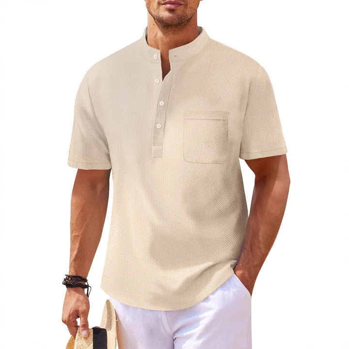 Herren Kurzarm-Henley-Shirt mit strukturiertem Design und praktischer Brusttasche Echoarchiv