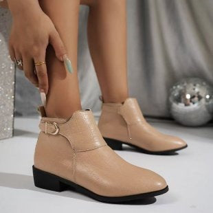 Damen Western-inspirierte Stiefelette mit spitzer Zehenpartie und dekorativer Metallschnalle Echoarchiv