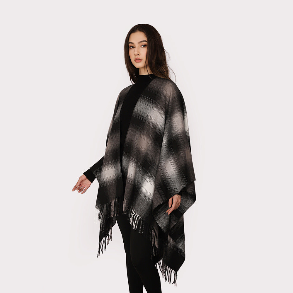 Damen Oversize Wollmix‑Ponchocape mit Ombre‑Karomuster und Fransensaum – Avérine