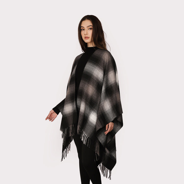 Damen Oversize Wollmix‑Ponchocape mit Ombre‑Karomuster und Fransensaum – Avérine