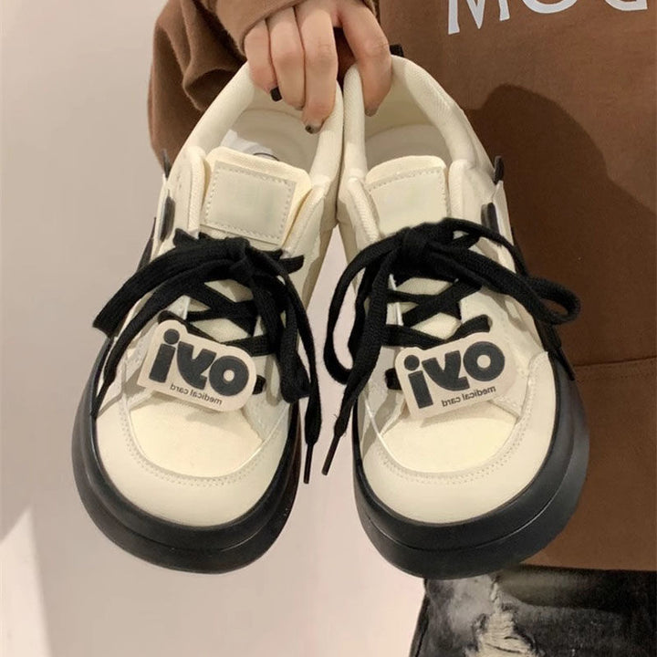 Damen Retro-Canvas-Plateau-Sneaker mit markanter Gummisohle und Logo-Detail – Névara