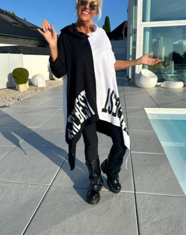 Damen nan weit geschnittener Kapuzenponcho mit asymmetrischem Zipfelsaum und großflächigem Statement-Print Echo Archiv