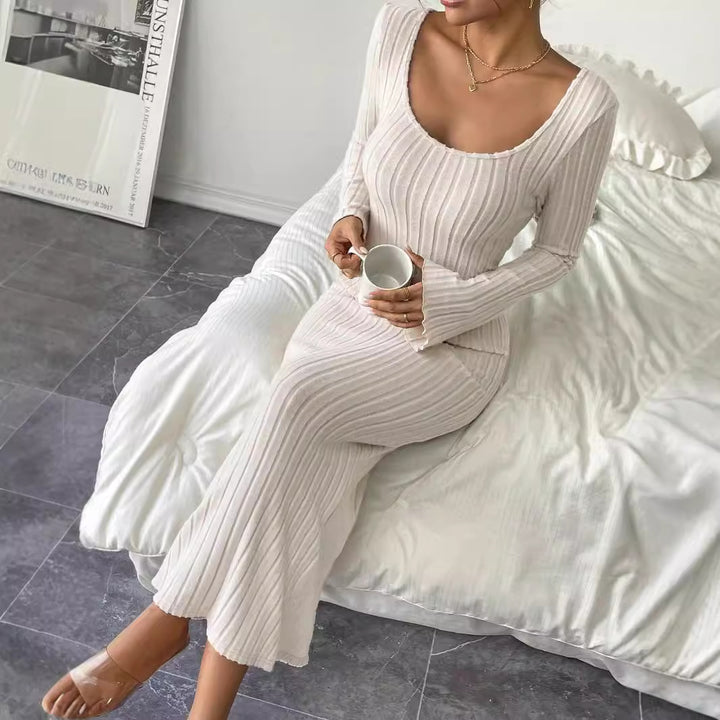 Damen geripptes Midaxi-Kleid mit U-Ausschnitt, figurbetonter Stretch-Silhouette und ausgestellten Ärmeln – Élara