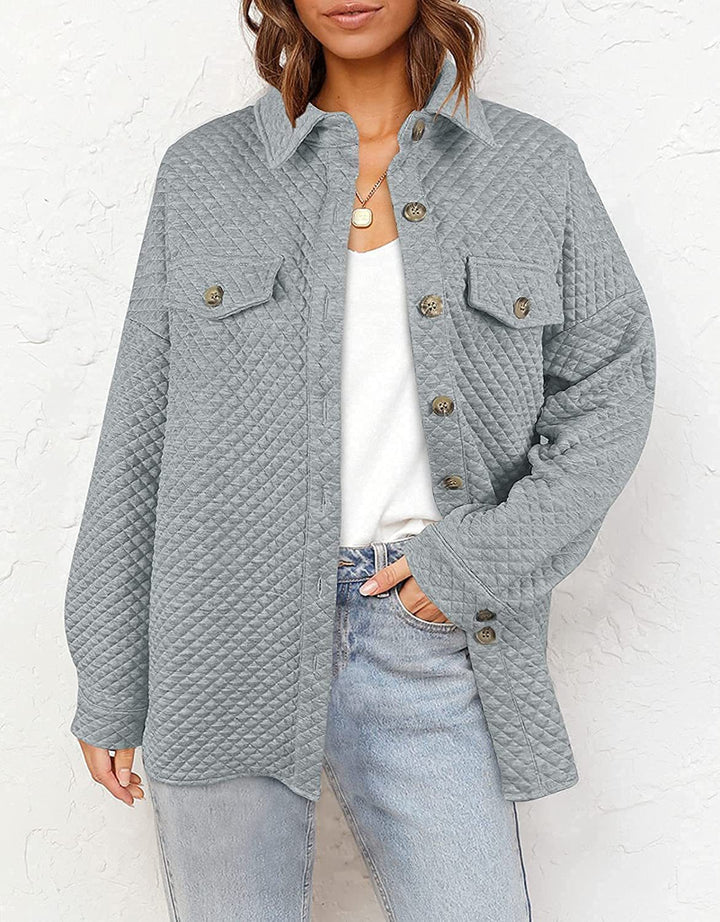 Damen Stepp Übergangshemdjacke mit Oversize Schnitt Brustpatten und Knopfleiste – Célinea