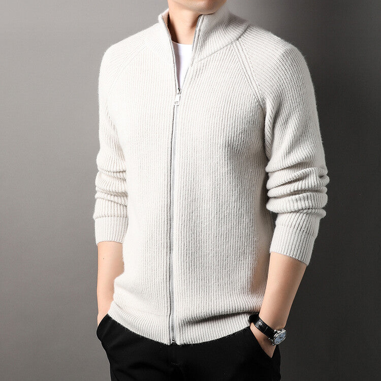 Herren Strickjacke mit hohem Kragen und unauffälligem Reißverschluss Echoarchiv