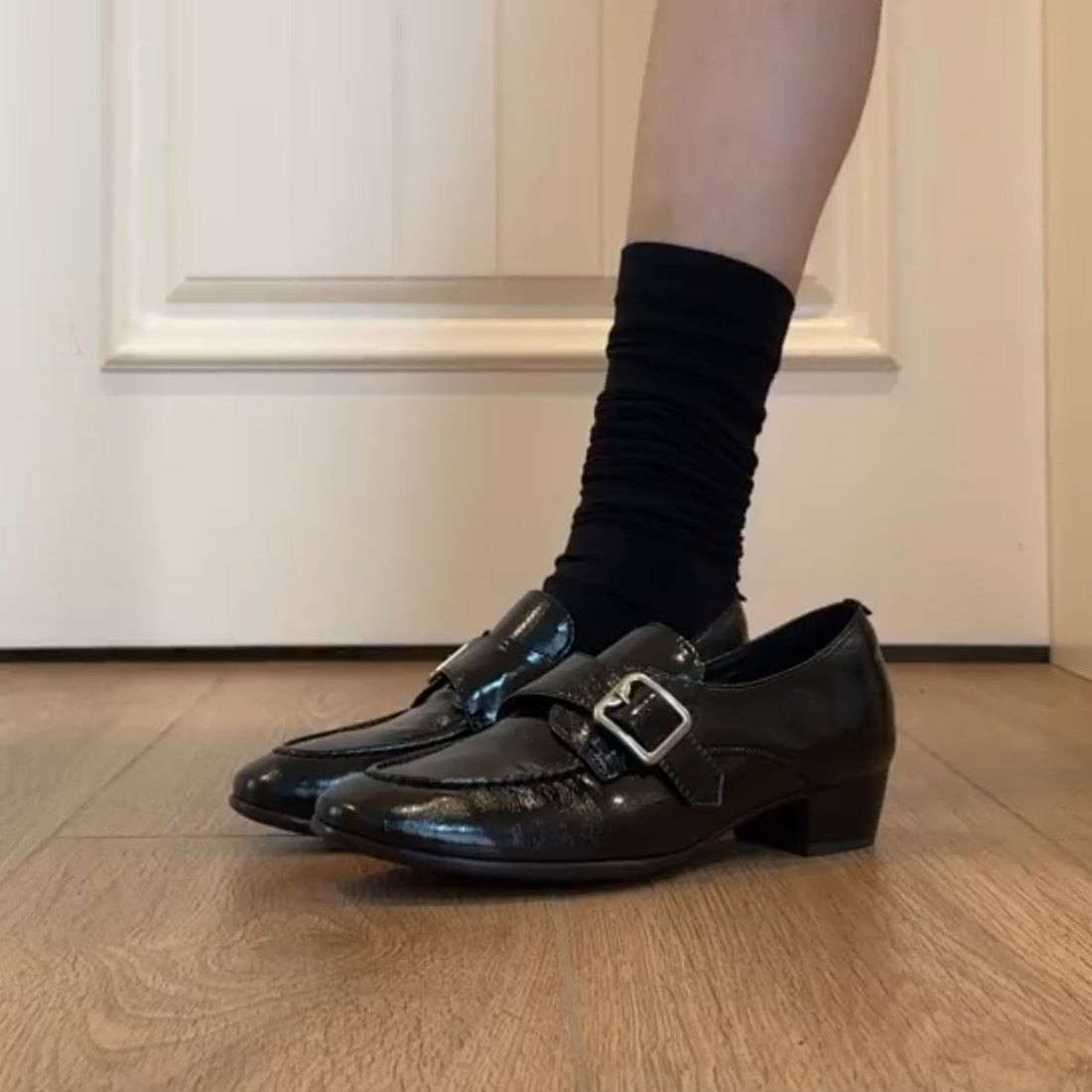 Damen Loafer mit poliertem Finish, dekorativer Metallschnalle und niedrigem Blockabsatz Echo Archiv