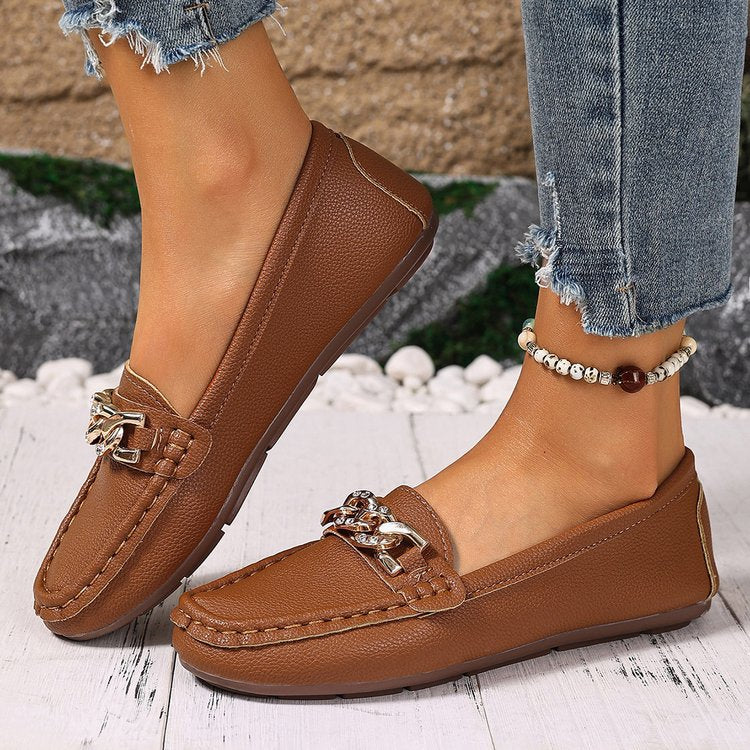 Damen Flexibler Mokassin‑Slipper mit gepolstertem Komfortfußbett und dekorativer Metallkette – Lioré