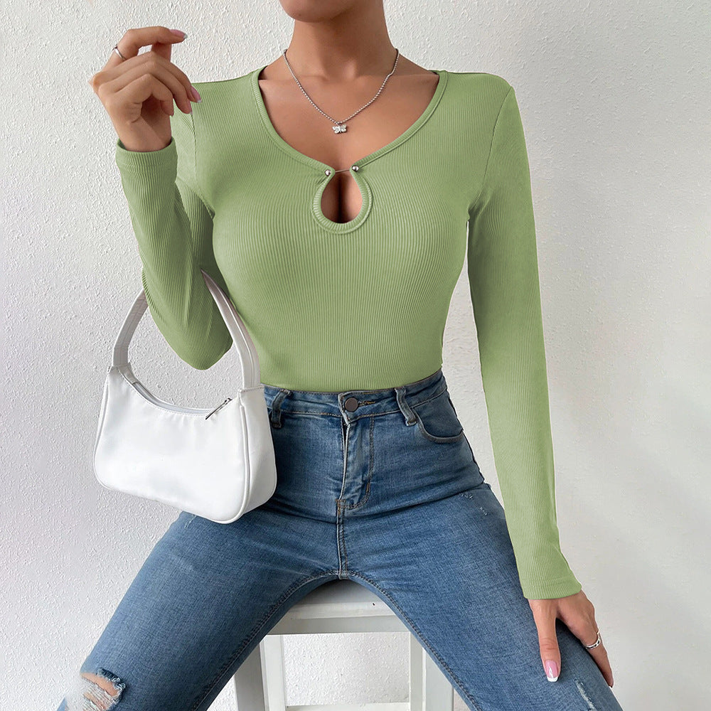 Damen geripptes Langarm-Top mit Keyhole-Detail, zierlichen Zierknöpfen und sculptender Stretch-Passform – Avérine