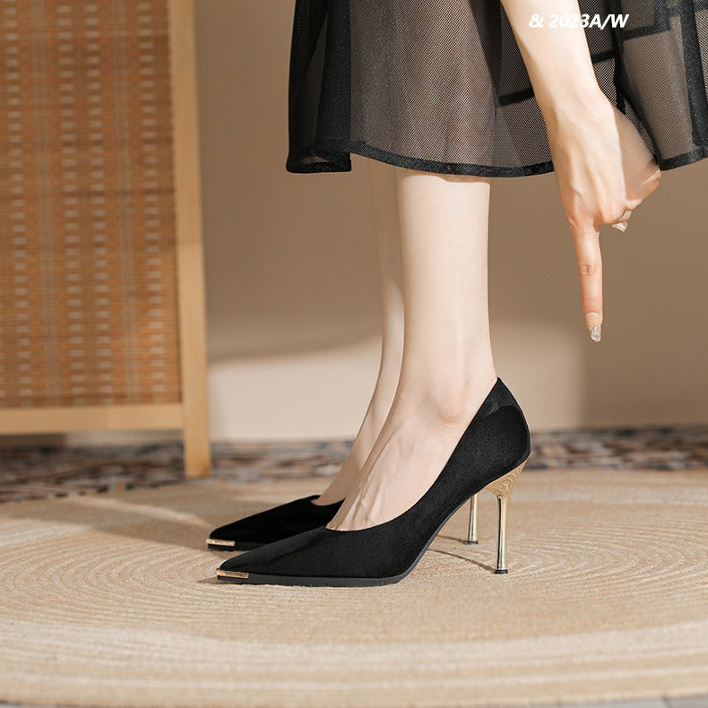 Damen Velours‑Pumps mit schmalem goldfarbenem Stilettoabsatz und Metallkappen‑Detail – Lioré