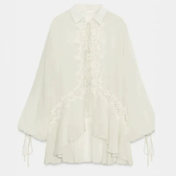 Damen Romantische Tunika‑Bluse mit Spitzenapplikation, Volantsaum und Ballonärmeln Echo Archiv