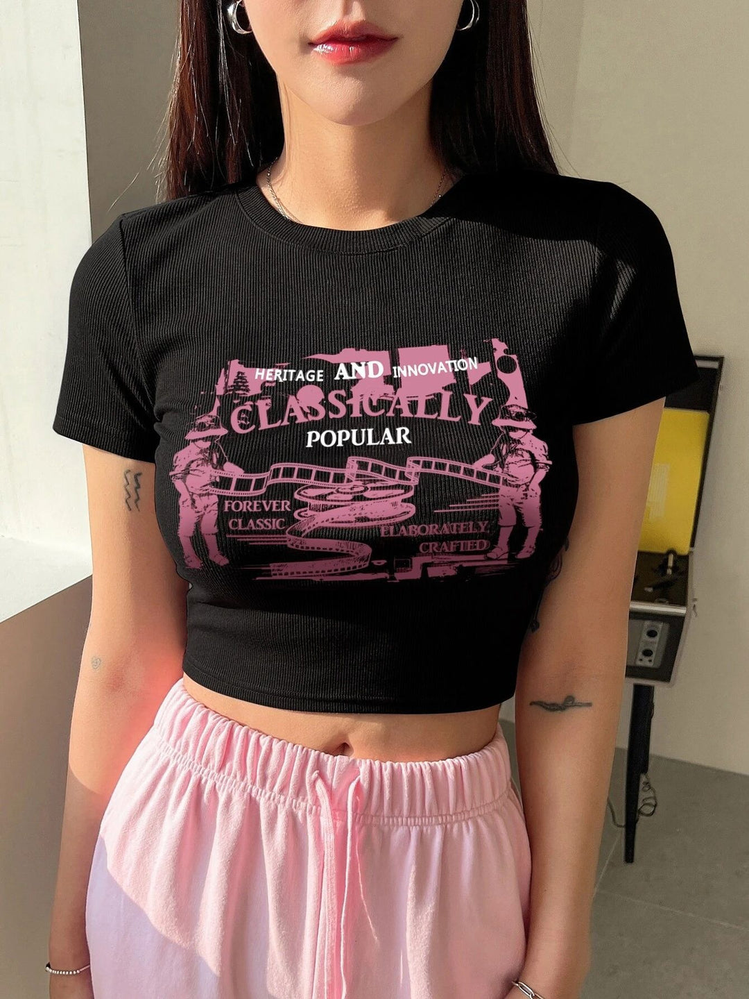 Damen Crop-T-Shirt mit kreativem Schriftzug Echo Archiv