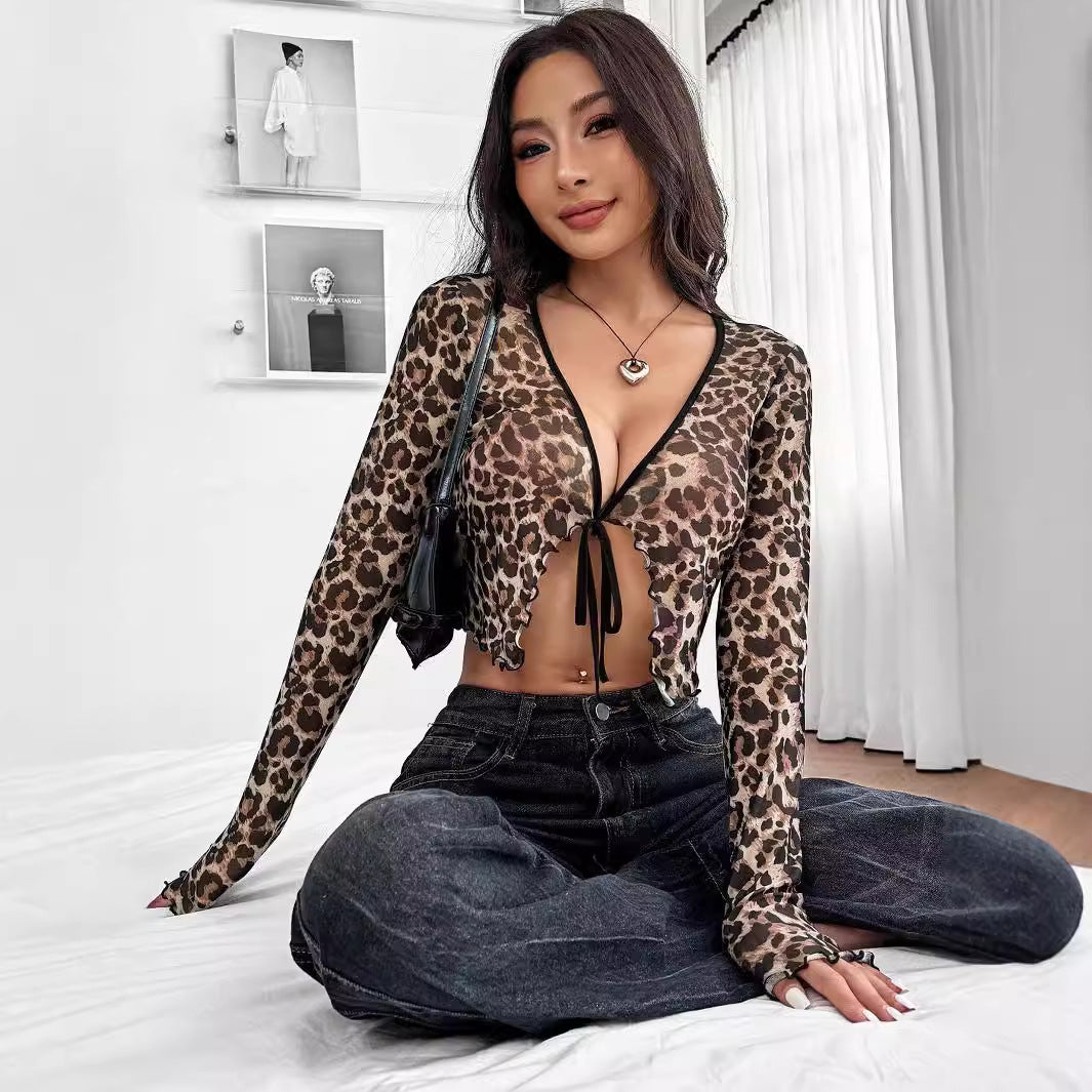 Damen nan tailliertes Mesh-Crop-Top mit Leopardenprint, tiefem V-Ausschnitt, Bindeband und wellenförmigem Saum Echo Archiv