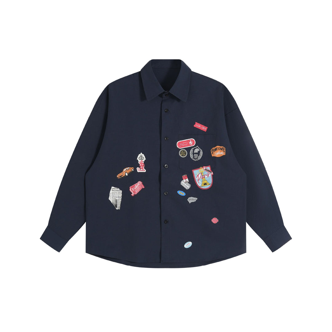 Unisex Lockeres Button-Down-Hemd mit vintage-inspirierten Emblem-Patches und Brusttasche Echoarchiv