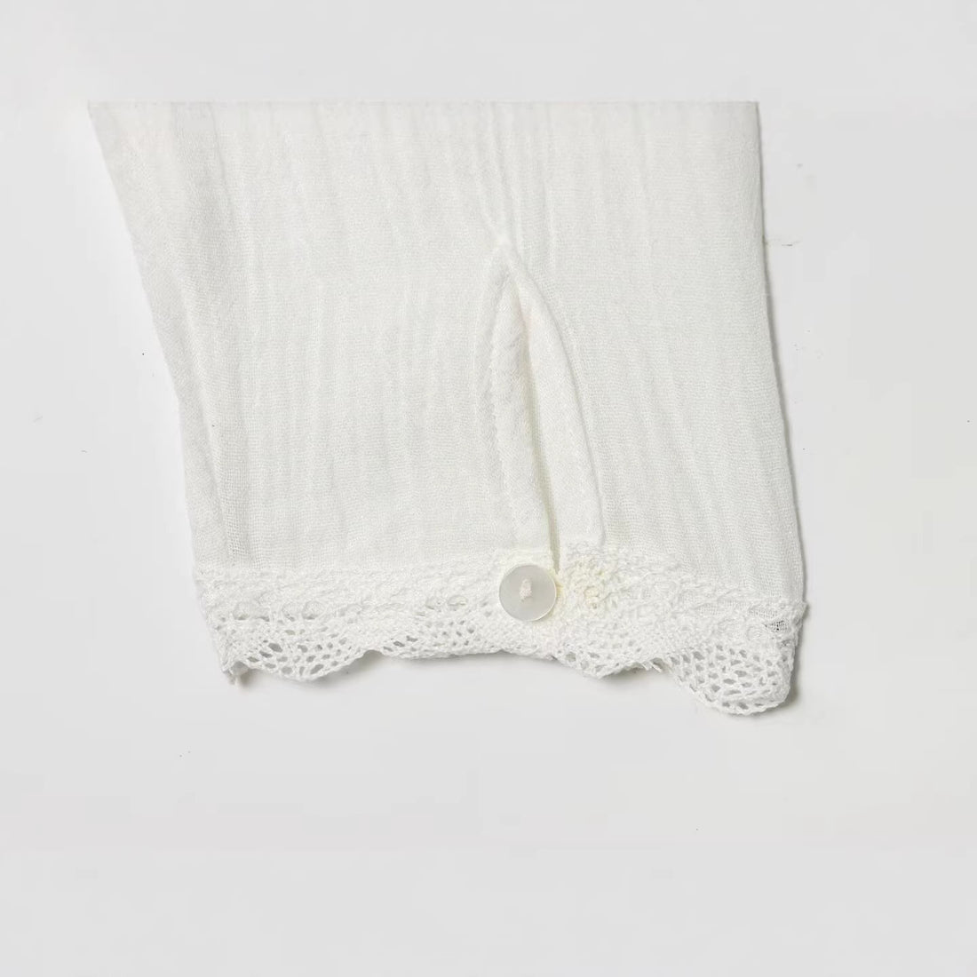 Damen Romantische Spitzenbluse mit Spitzenpasse, Taillenband und durchgehender Knopfleiste Echoarchiv