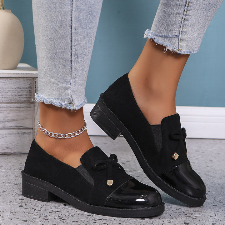 Damen  elegante Slipper-Loafer mit Lackkappe, Veloursimitat-Obermaterial, elastischem Einstieg und dekorativer Schleifenapplikation Echo Archiv