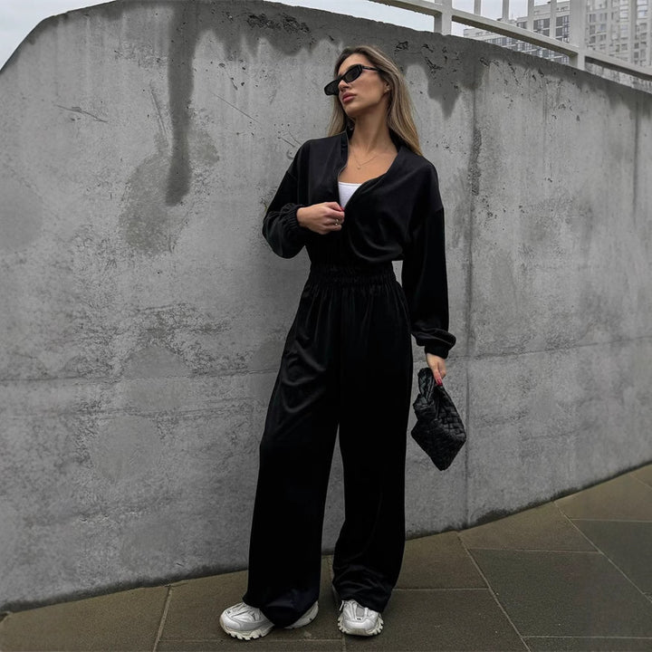 Damen Samt-Jumpsuit mit weitem Bein, elastischer Taillenpartie und Stehkragen – Solévia